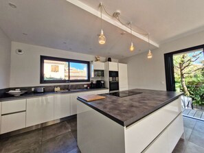 Kühlschrank, Ofen, Geschirrspüler, Kochgeschirr/Geschirr/Besteck
