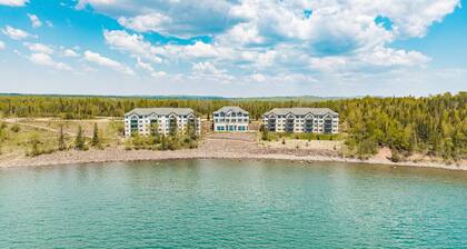 Panoramic Lake Superior Views 1 BR w/King Suite, All Season Hot Tub & Pools