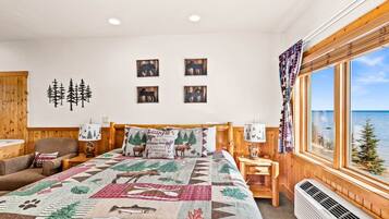 1 soverom, skrivebord, strykejern/-brett og reiseseng for barn