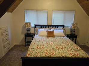 3 bedrooms, free WiFi, bed sheets - 3 Bedroom House Near Scott's Flat Lake with Boat/ RV parking. (Nevada City)