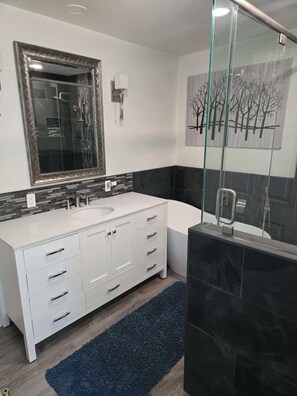 Hair dryer, towels, soap, shampoo - 3 Bedroom House Near Scott's Flat Lake with Boat/ RV parking. (Nevada City)