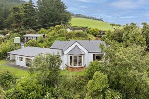Exterior - Waitati Retreat - Coastal Calm Overlooking Blueskin Bay (Waitati)