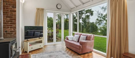 Smart TV, chimenea y oficina
