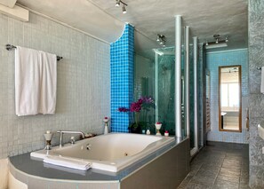 Dusche, Whirlpool, Haartrockner, Handtücher