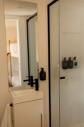Dusche, Handtücher, Shampoo
