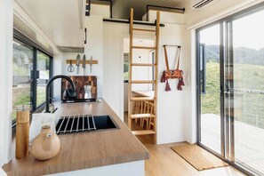 Refrigerador, tetera eléctrica, utensilios de cocina y comedor 