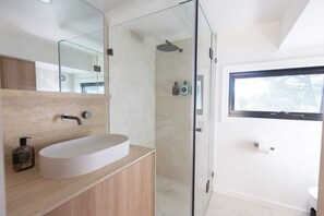 Shower, towels, shampoo