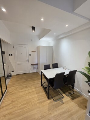 Dining - Urban Oasis near the BGC Golf Course (Taguig)