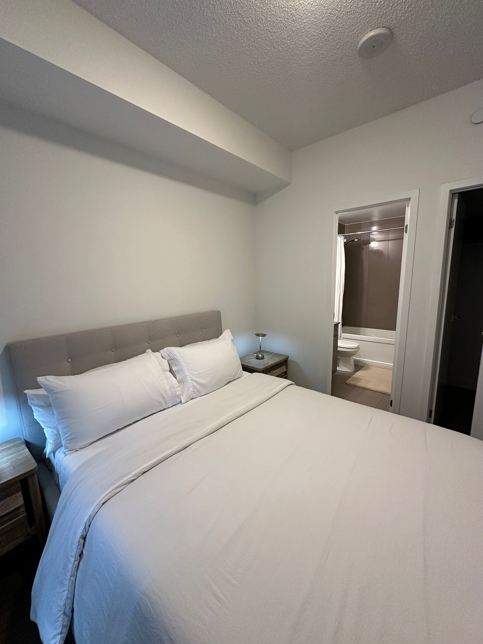 Tabla de planchar con plancha, wifi y ropa de cama 