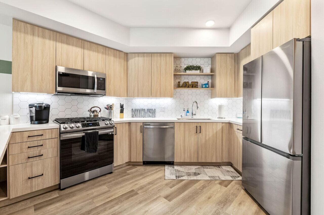 Refrigerador, microondas, horno y parrilla de estufa 