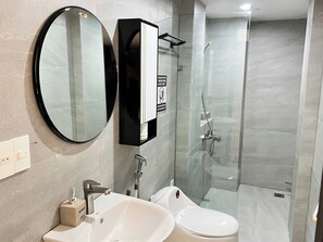 Shower, hair dryer, slippers, towels - El Mulato Hotel & Apartment (Da Nang)