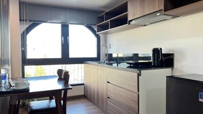 Phòng Suite Tiêu chuẩn, quang cảnh một góc biển | Bếp riêng | Tủ lạnh nhỏ, bếp nấu, dụng cụ nấu nướng/bát dĩa/dao nĩa 