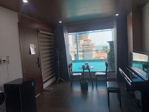 Phòng Suite Deluxe, sân hiên, quang cảnh biển | Nội thất
