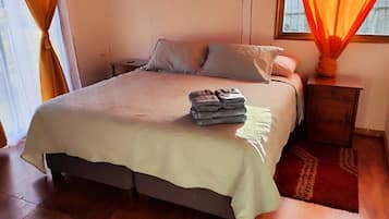 2 bedrooms, travel cot, free WiFi, bed sheets