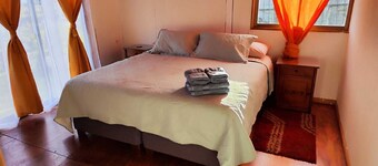 Lodge inserted in the nature of Rapa Nui overlooking the sea, fields and hills.