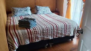 2 bedrooms, travel cot, free WiFi, bed sheets