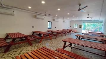 Deluxe Cottage | Dining