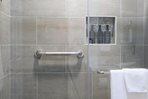 Douche, séchoir à cheveux, serviettes fournies, savon