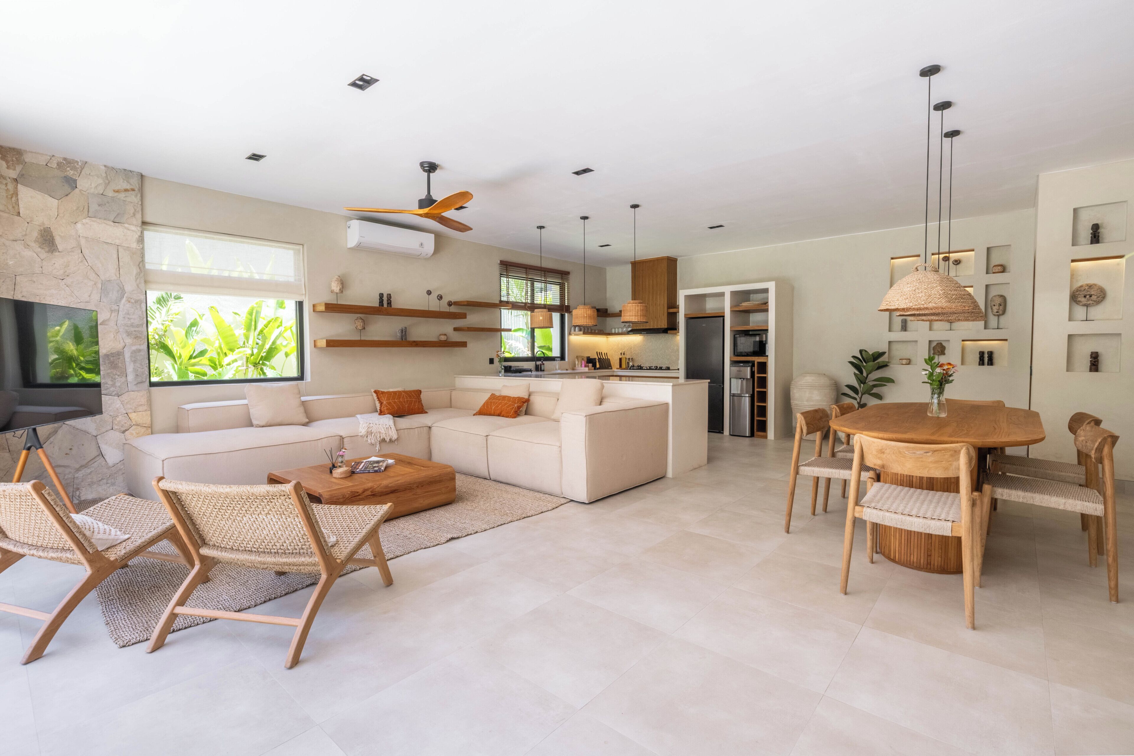 Villa de lujo, 2 habitaciones, alberca privada, vista al jardín | Área de sala de estar | Smart TV de 53 pulgadas con canales digitales 