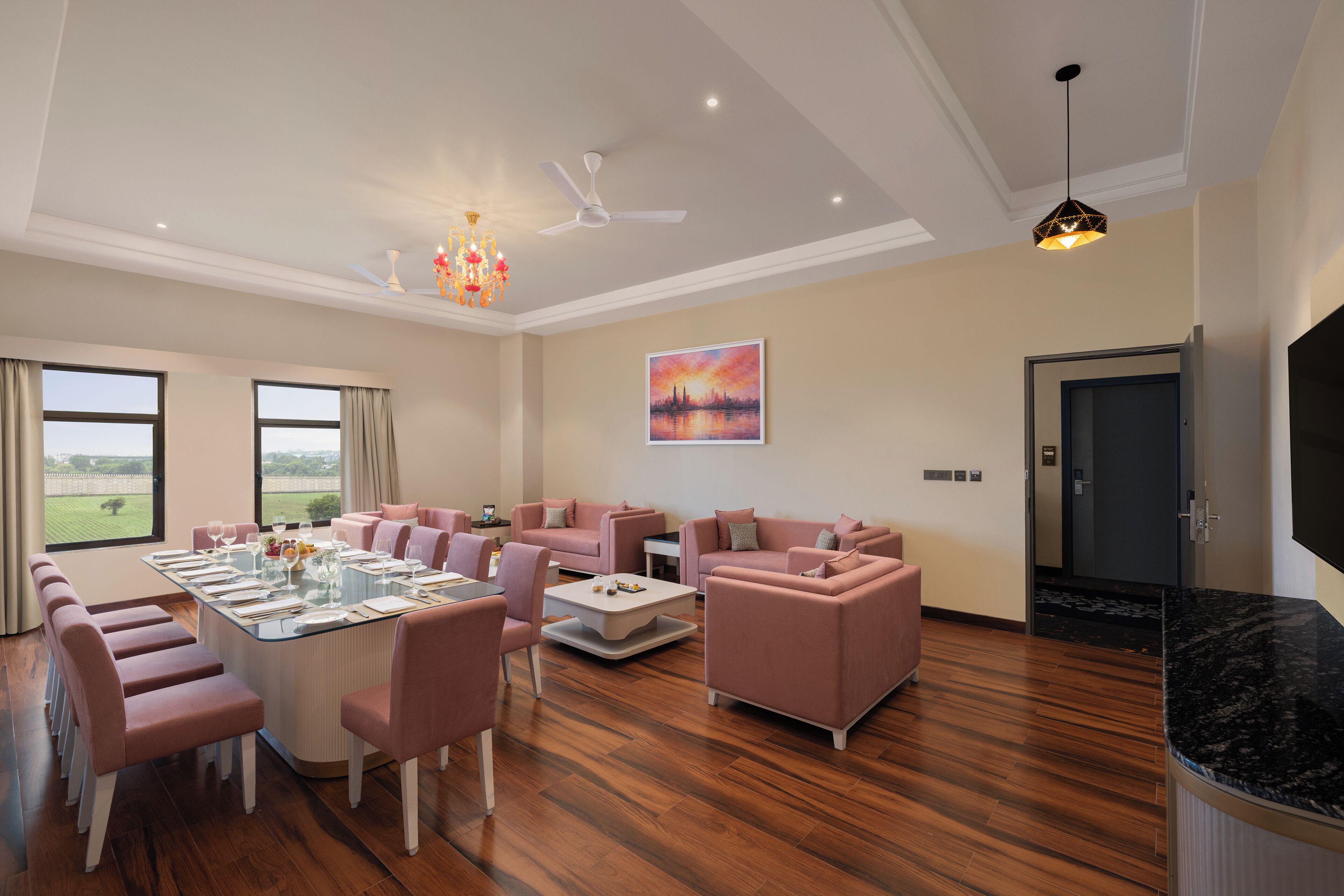 Una sala de estar moderna con comedor, suelo de madera y ventanas amplias que ofrecen una vista.