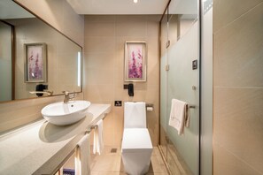 Shower, free toiletries, hair dryer, slippers - Lavande Hotel Huanghuagang Metro  (Guangzhou)