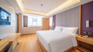 Business Suite, City View | Desk, laptop workspace, blackout drapes, soundproofing