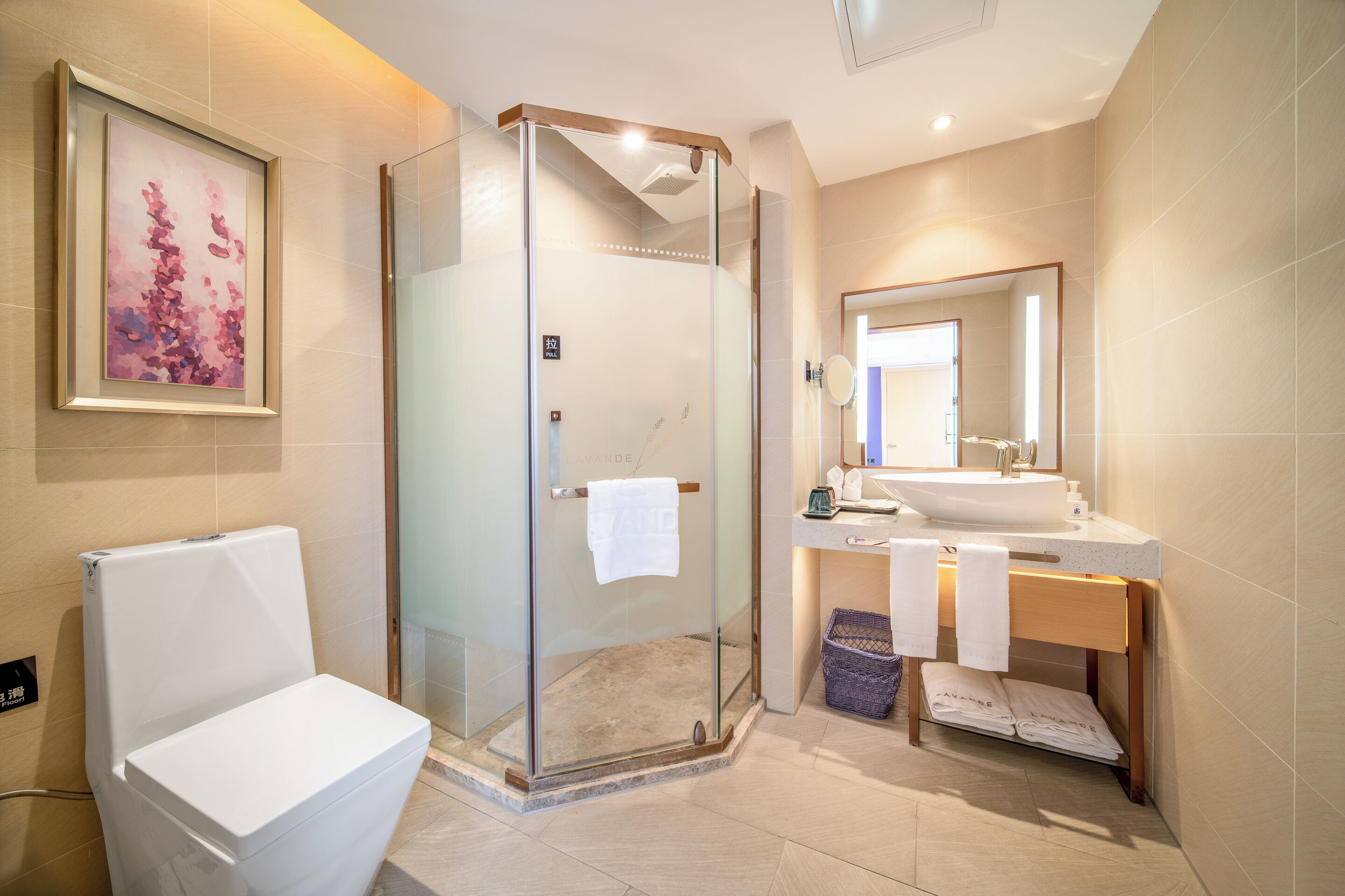Business-Suite, Stadtblick | Badezimmer | Dusche, kostenlose Toilettenartikel, Haartrockner, Hausschuhe