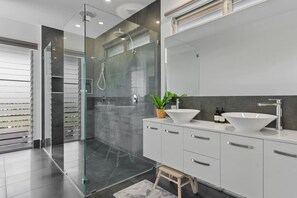 Shower, hair dryer, towels - Bel Air Vista Aurora (Whitfield)