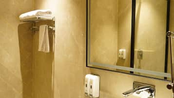 Deluxe dubbelrum - utsikt mot staden | Badrum