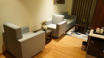 Svit - utsikt mot trädgården | Vardagsrum