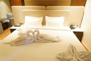 Suite, Garden View | Desk, laptop workspace, free WiFi, bed sheets - Luxe Manor (Kharar)