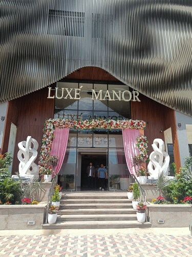 Luxe Manor