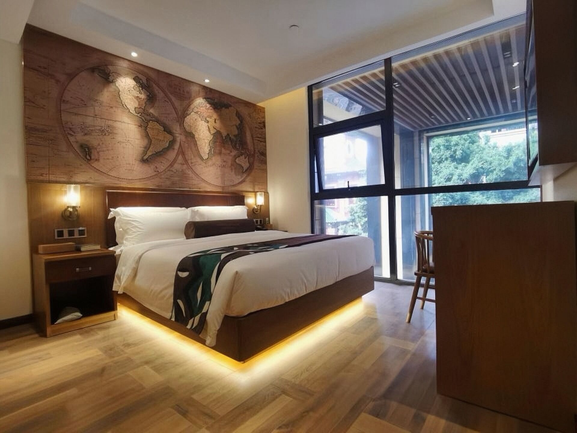 Business Suite, City View