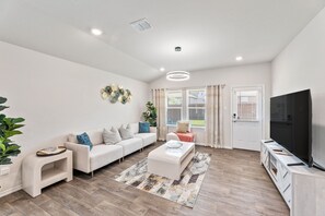TV - Brand-New Home - Near Fort Sam & Randolph - Safe (Converse)