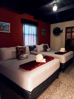 Chambre avec lits jumeaux, salle de bains privée