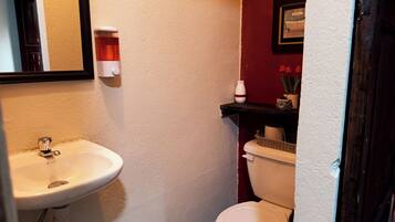 Quarto casal bĂĄsico, banheiro privativo | Banheiro