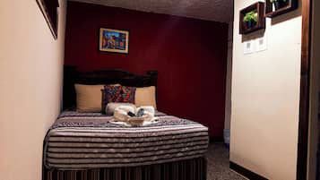 Quarto casal básico, banheiro privativo