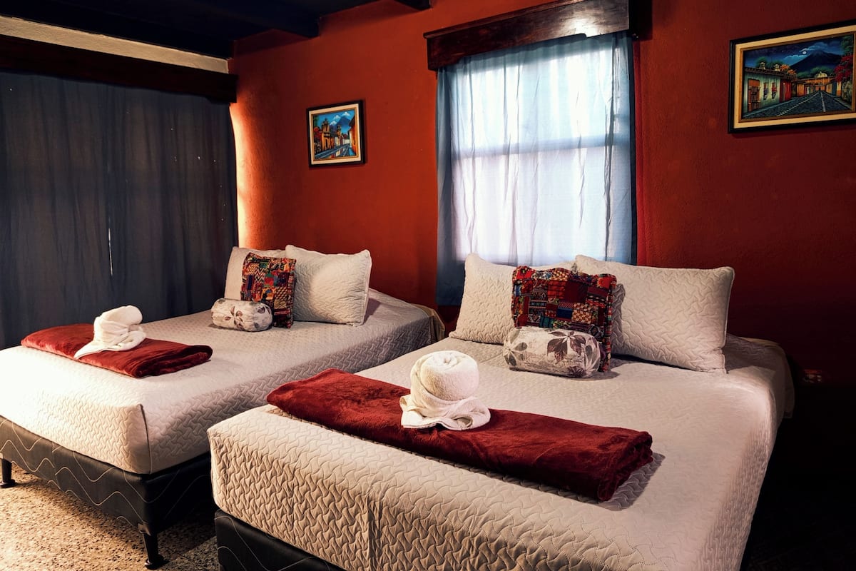 Chambre avec lits jumeaux, salle de bains privée