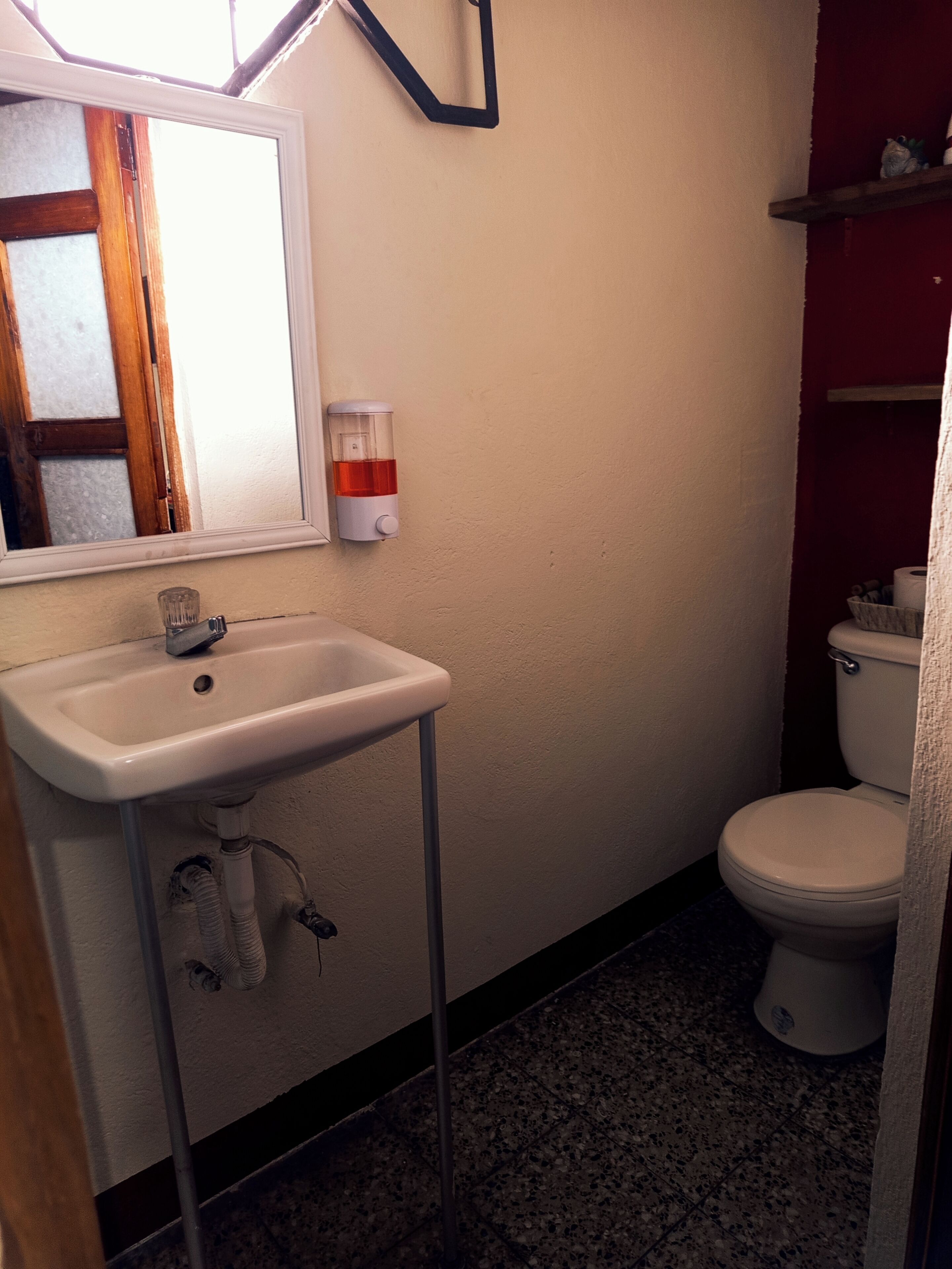 Habitación básica con 2 camas individuales, baño privado | Baño | Toallas, shampoo, papel de baño 