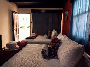 Chambre avec lits jumeaux, salle de bains privée