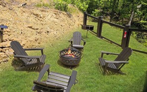 Property grounds - Mountain View Escape – A Smoky Mountain Retreat with Hot Tub, Firepit & Lift (Sevierville)