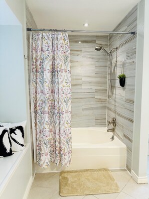 Hair dryer, towels, toilet paper - Charming 3-bedroom house in Houston perfect for your getaway (Houston)