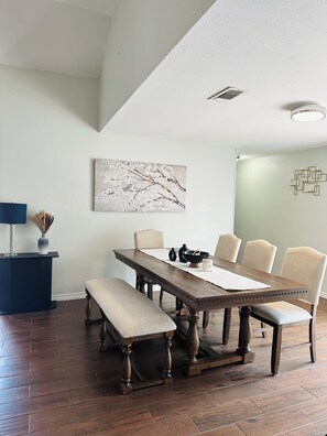 Dining - Charming 3-bedroom house in Houston perfect for your getaway (Houston)