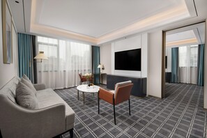 Luxury Suite, City View | Ruang tamu | 65 inci televisyen LED dengan kabel, filem tayangan pertama