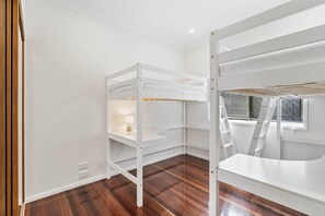Iron/ironing board, bed sheets - Relaxing Stay Near Brisbane’s Cultural Heart (Norman Park)