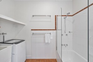 Shower, hair dryer, towels, shampoo - Relaxing Stay Near Brisbane’s Cultural Heart (Norman Park)