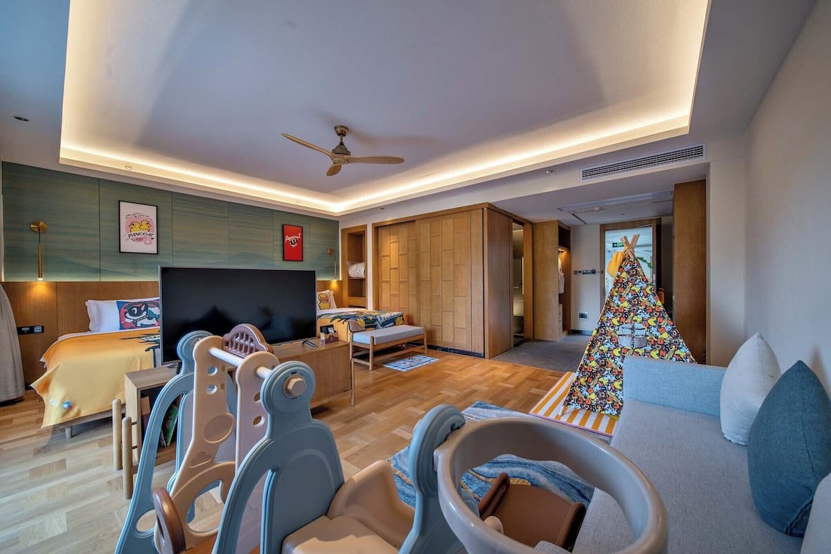 Quarto triplo família, vista para a colina