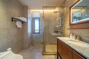 Villa Premier, vistas a la colina | Baño | Bañera y ducha independientes y cabezal de ducha tipo lluvia