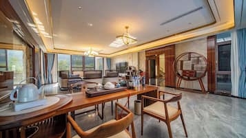 Villa – premier, utsikt mot høyde | Oppholdsområde