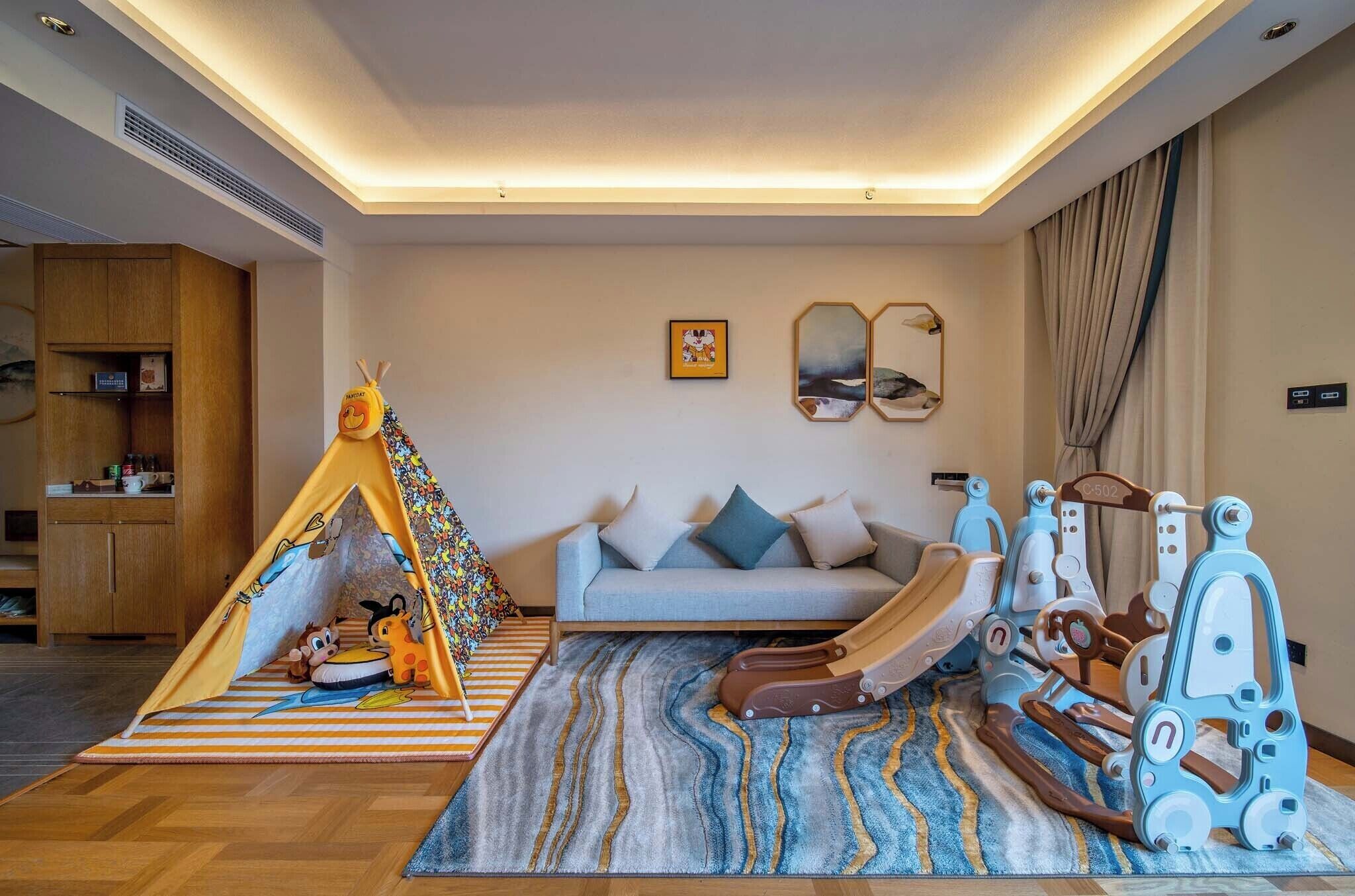 Familien-Dreibettzimmer, Hügelblick | Wohnbereich